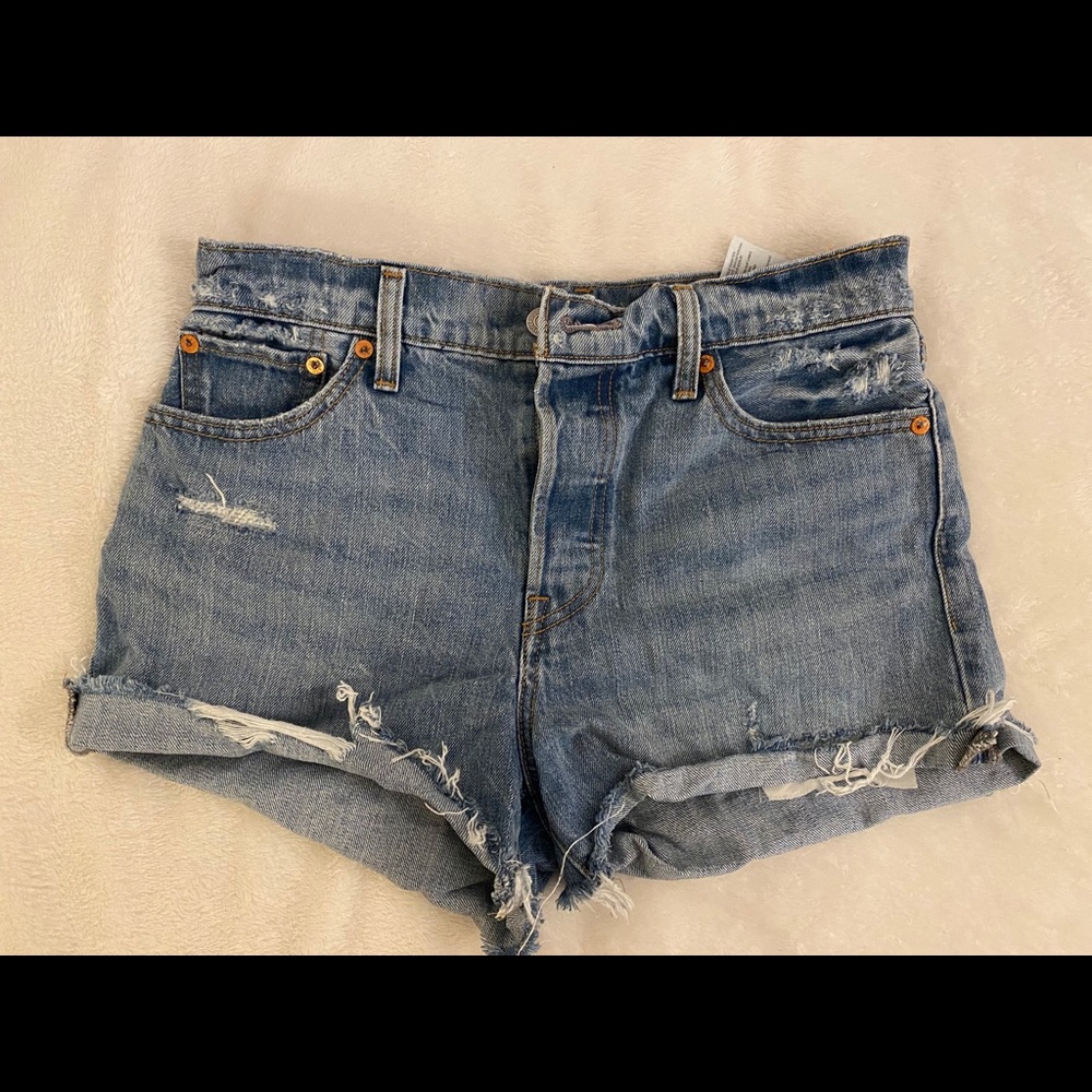 Cute distressed Levi’s shorts.